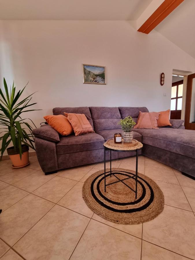 Sunny Apartment With Pool Sisan Ngoại thất bức ảnh